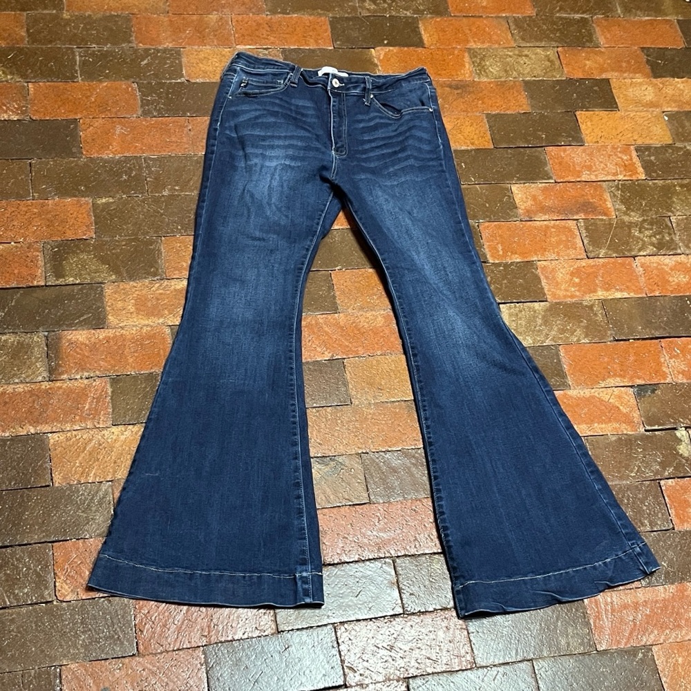 KanCan bell bottom jeans size 15/31 equivalent to a size 12 or 14 JUNIOR